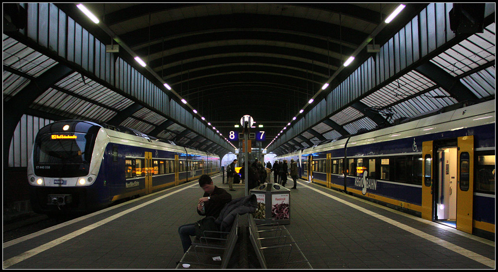 Bahnsteigbild - 

Oldenburg Hauptbahnhof mit Regio-S-Bahnzügen. 

21.11.2012 (M)