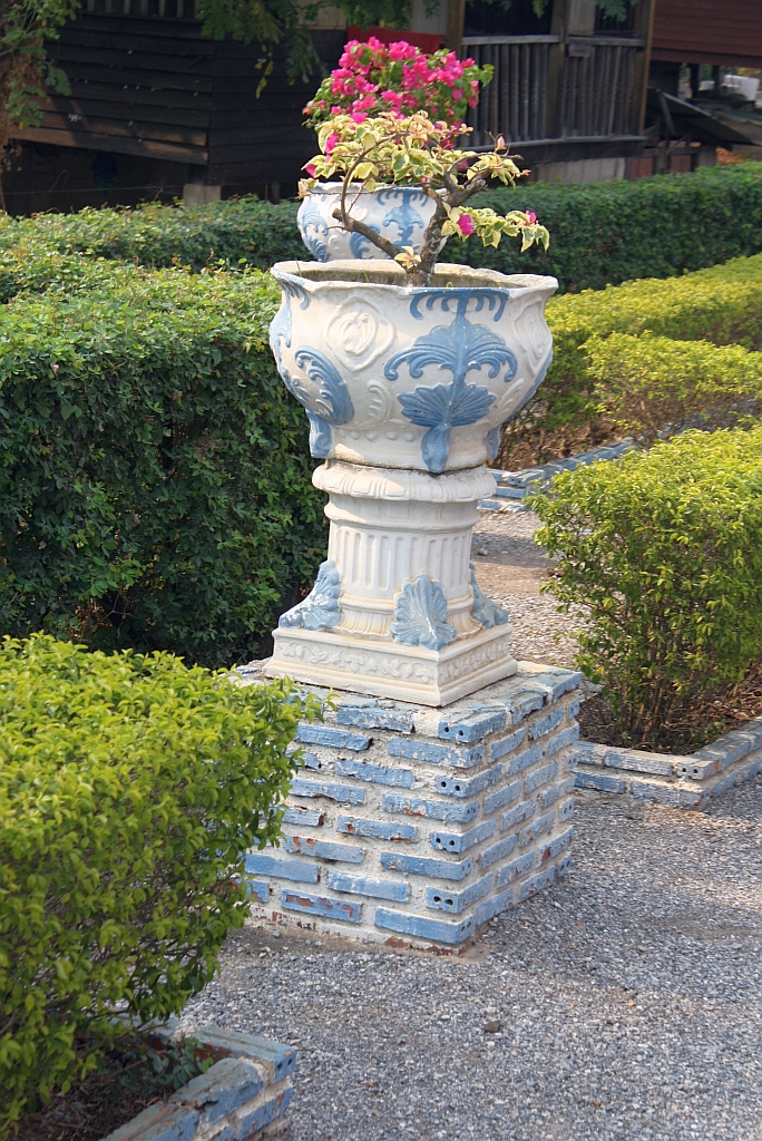 Bahnsteigdetail im Bf. Noen Makok am 13.Mrz 2012.

