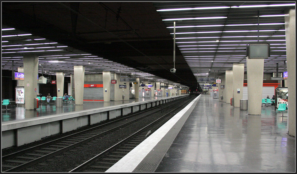 Bahnsteigebene - 

Auch die Bahnsteigebene der RER-Station  La Défense  ist recht großzügig mit vier gleisen ausgefallen. Fertiggestellt wurde sie 1970. Nördlich dieser Haltestelle direkt unter dem CNIT-Gebäude soll in tieferer Lage ein Bahnhof für die RER Linie E entstehen. 

21.07.2012 (M)