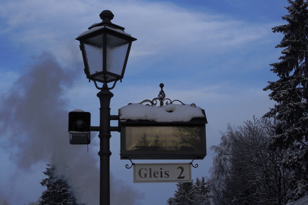 Bahnsteiglaterne und Zugzielanzeiger, aufgenommen am frhen Abend des 26.01.2013 im Bahnhof Drei Annen Hohne.