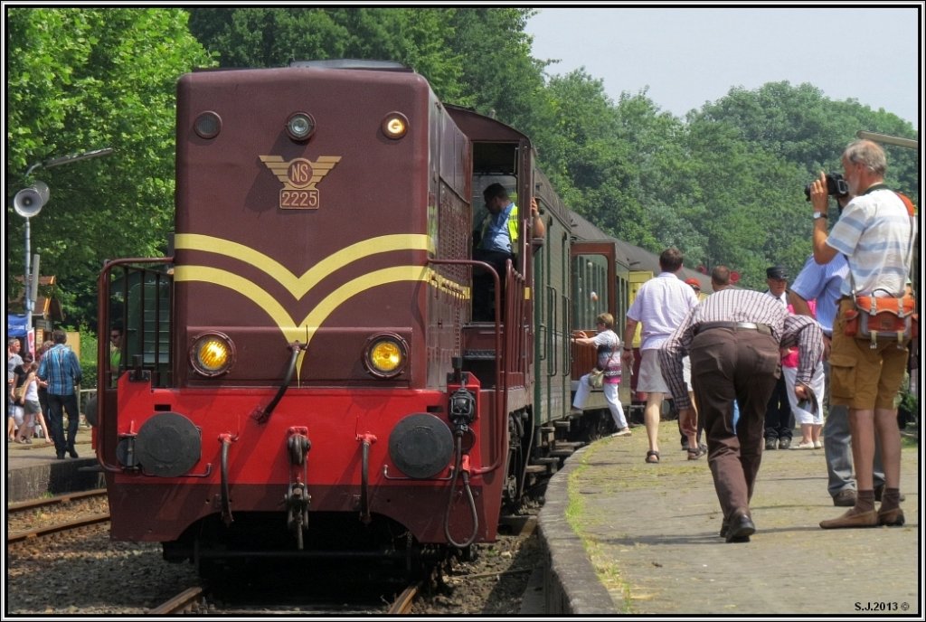 Bahnsteigszenario beim Jubilumsfest der ZLSM in Simpelveld (NL).
Einfach anschauen und geniessen,man knnte meinen das Bild lebt.
Die Gastlok 2225 mit einen Sonderzug am Haken steht abfahrbereit am Gleis.
Bildlich festgehalten am 14.Juli 2013.Ein groes Lob an alle die mitgewirkt haben,um dieses Jubilumsfest auf die Beine zu stellen.Es war echt toll. Vielen Dank.
