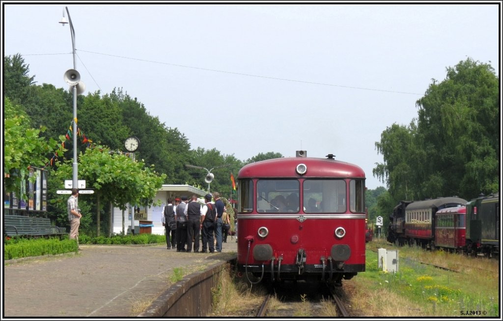 Bahnsteigszenario mit Schienenbus beim Jubilumsfest der ZLSM in Simpelveld (NL),am 14.07.2013.Kurz vor der Abfahrt nach Vetschau gab es auch mal einen ruhigen Moment um genau Diesen mal bildlich festzuhalten.