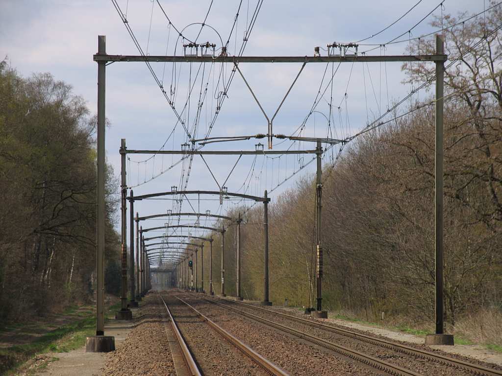 Bahnstrecke Eindhoven-Venlo in die Richtung Eindhoven bei Vlierden am 8-4-2012.