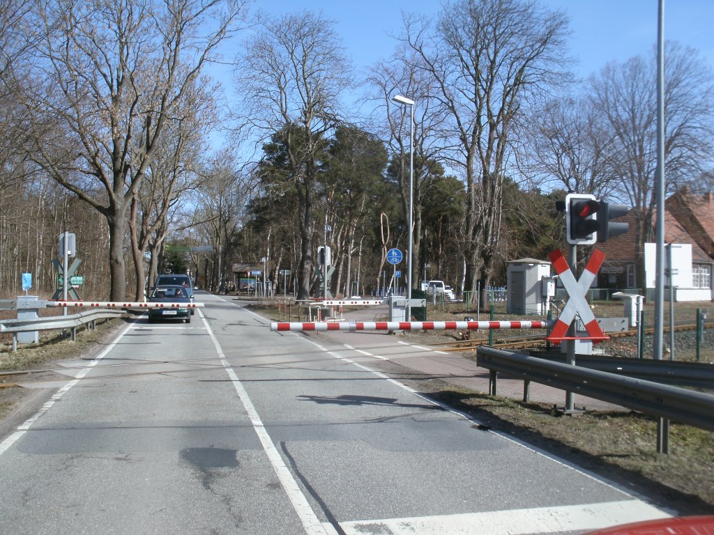 Bahn�bergang am Bahnhof Trassenheide am 06.April 2013.