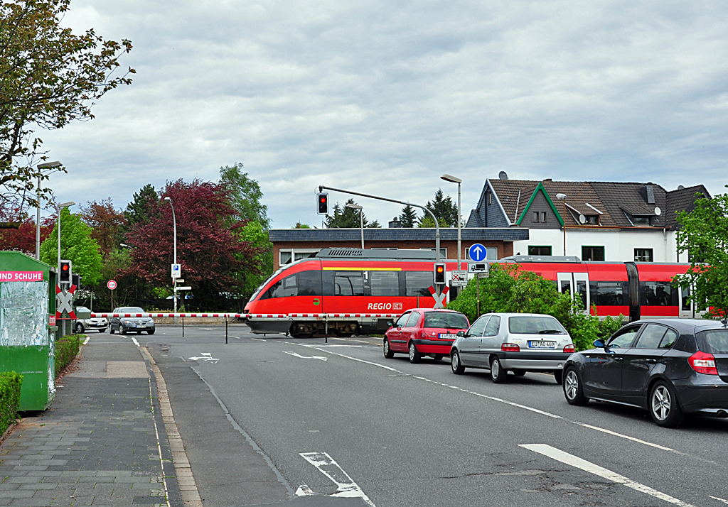 Bahnbergang am Bf Mechernich mit kreuzendem BR 644 - 10.05.2012