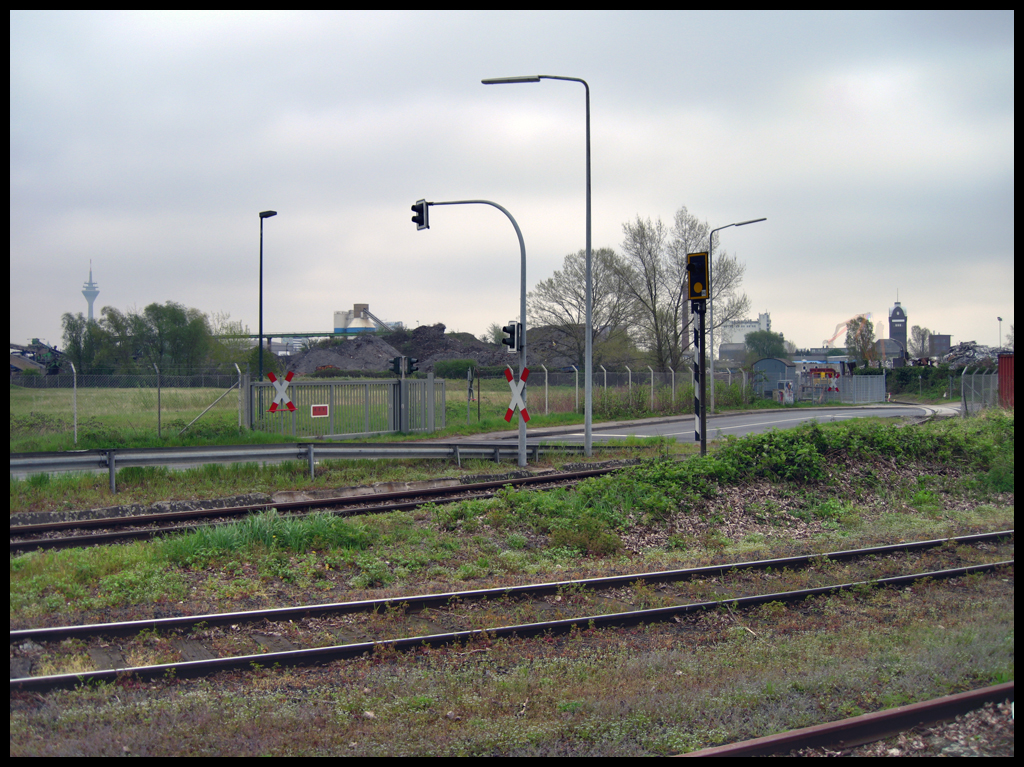 Bahnbergang  Am Fallhammer  im Dsseldorfer Hafen
Rechts vom berwachungssignal befindet sich eine  Schienen-Schienen-Kreuzung , die jedoch so nicht mehr genutzt wird.