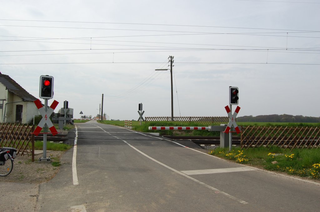 Bahn�bergang am Feldweg von Beckrath nach Buchholz. Gerade wurde die Schranke geschlossen und gleich wird ein Zug der Linie RB33 den Bahn�bergang passieren.
Sonntag 25.4.2010
