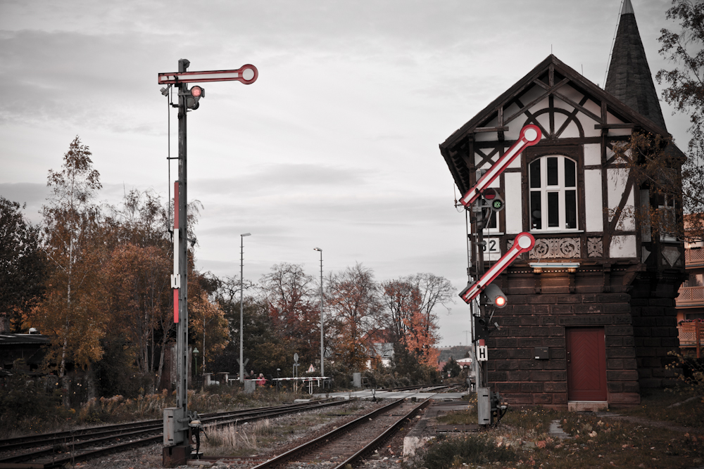 Bahn�bergang am Hbf. Thale kurz vor der Ausfahrt des Zuges nach Halberstadt am 22.10.2010. Gefallen haben mir das sch�ne alte Stellwerk/Schrankenw�rterh�uschen und die Formsignale.