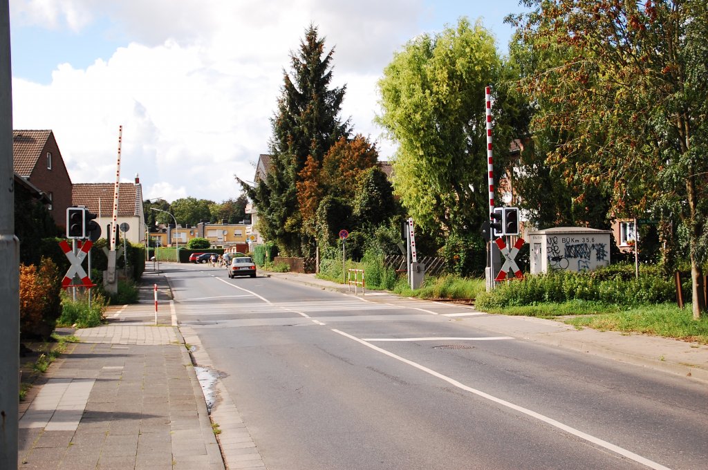 Bahnbergang Am Rittergut ber die Erftbahn in Grevenbroich Noithausen.27.8.2011