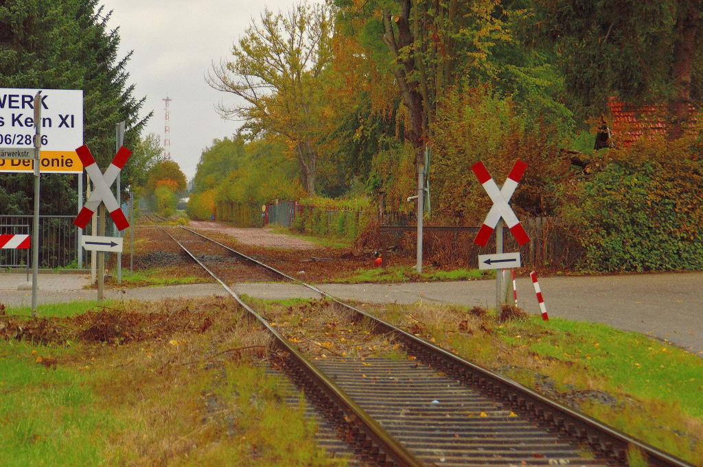 Bahn�bergang an einer G�terstrecke zum Industriegebiet in Lampertheim an der Kl�rwerkstra�e.14.10.2012