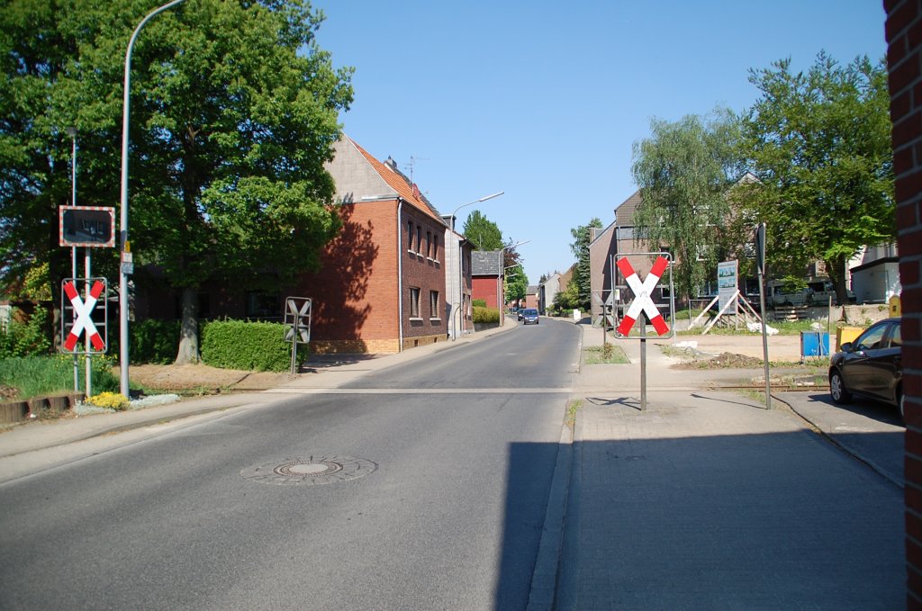 Bahnbergang Bahnhofstrasse in Birgden Blickrichtung Heinsberg am Ostersonntag, 25.4.2011