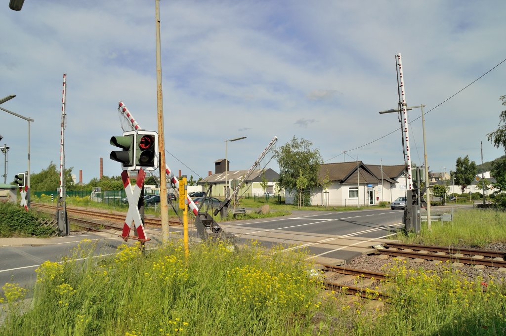Bahnbergang Bahnhofstrae in Kruft, gerade werden die Schranken fr die aus Kaisersesch kommende RB 92 geschlossen. 2.6.2013