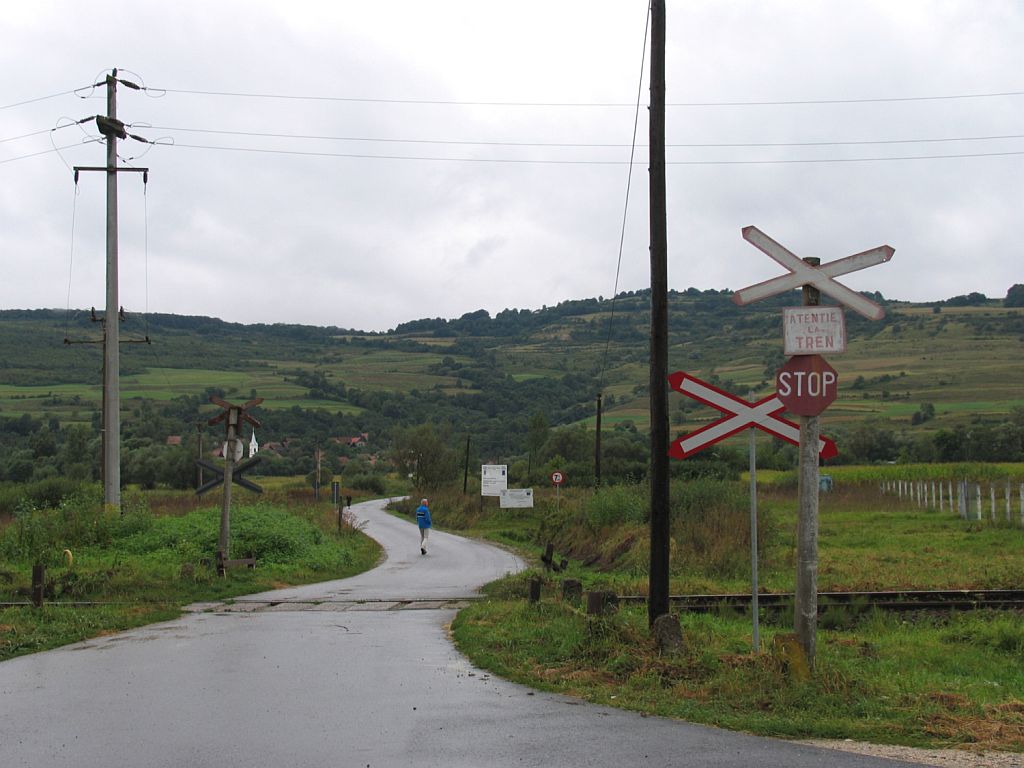 Bahnbergang bei Bahnhof Lutiţa am 31-8-2010.