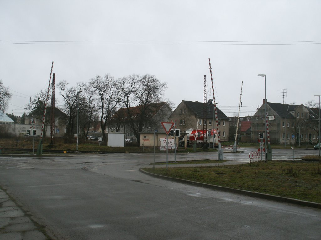 Bahnbergang  Bluthsluster Strae  in Anklam am 04.Februar 2013.