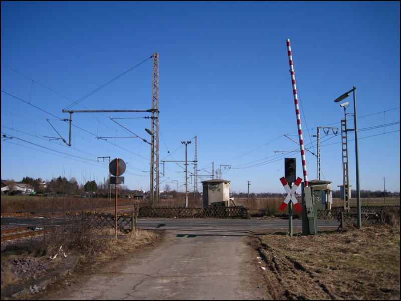 Bahnbergang in Braunschweig-Timmerlah. Der Bahnbergang liegt direkt in einem Gleisdreieck, ein Feldweg wird daher mittig dem Bahnbergang zugefhrt und hat eine eigene technische Sicherung.
07. Mrz 2011