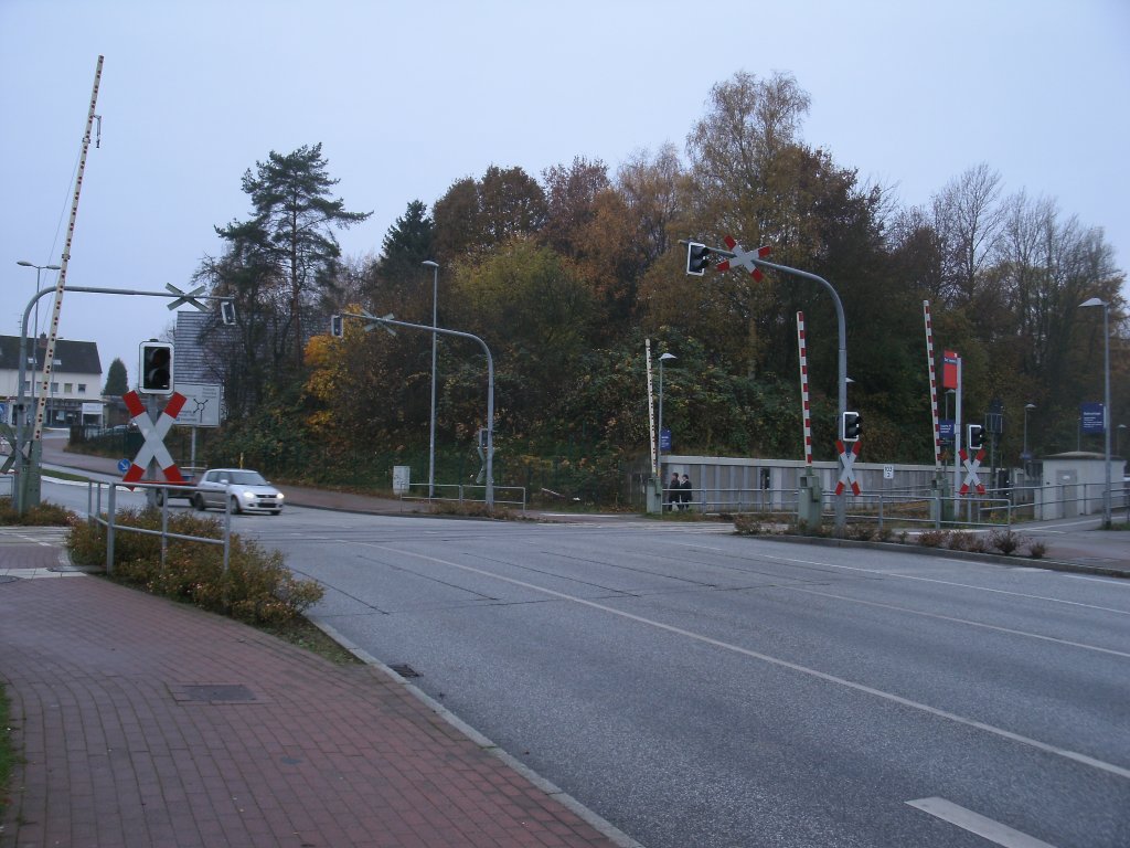 Bahnbergang  Burgfeldstrae  in Bad Segeberg am 18.November 2012.Rechts befindet sich der Bahnhof.