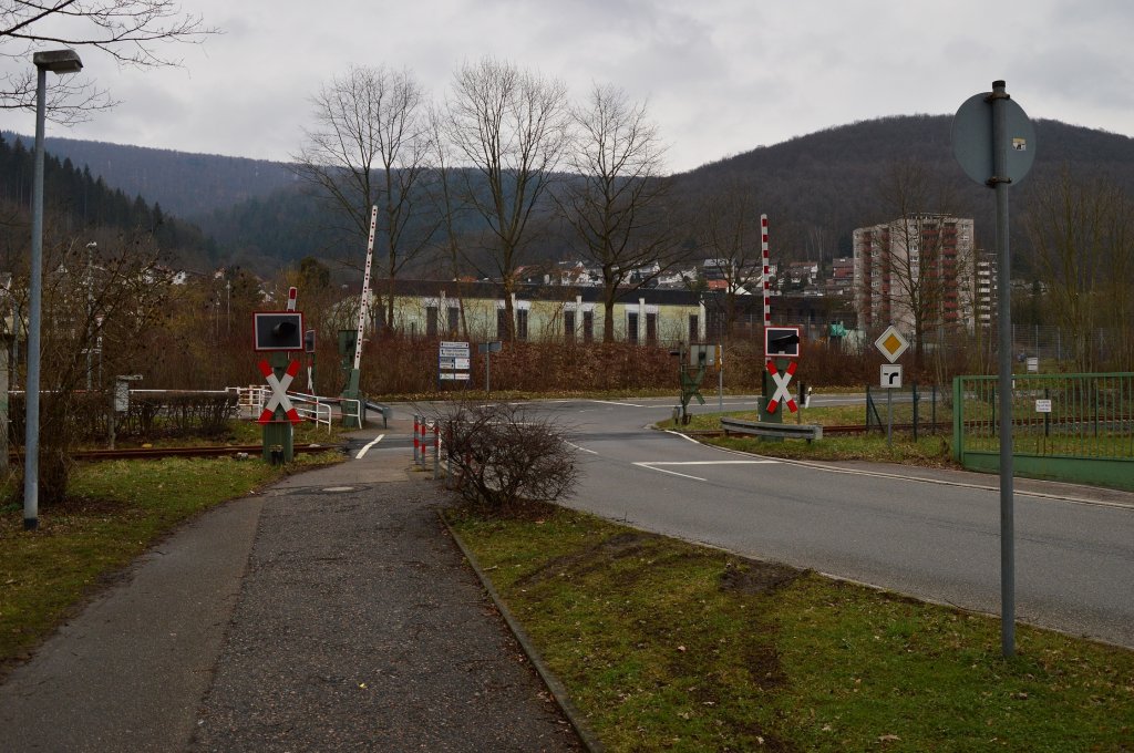 Bahnbergang Friedrichsdorfer Landstrae in Eberbach, hier kreuzt die Kbs 461 die L2311. 17.3.2013

