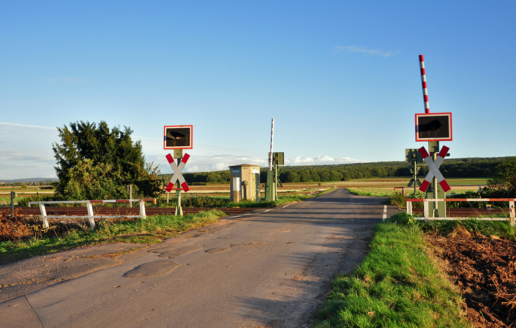 Bahn�bergang f�r Feldwirtschaftsweg im Abendlicht - Euskirchen 25.09.2010