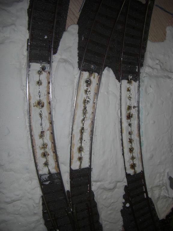 Bahnbergang, fr den Mittelleiter / Stromaufnahme wurden dnne Kabel auf die Puko's geltet