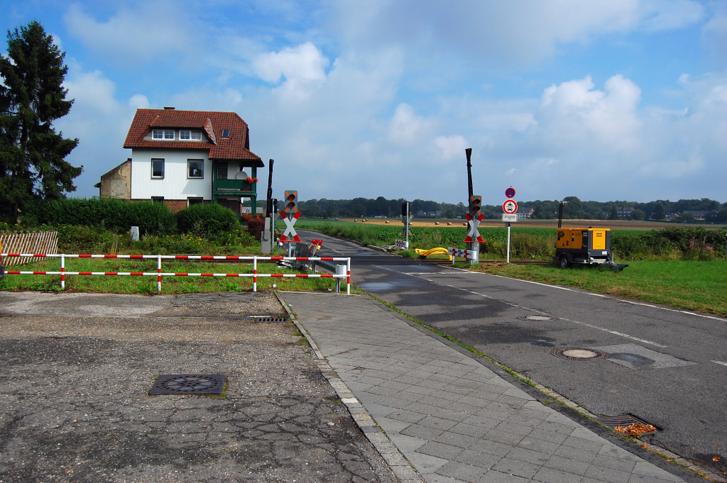 Bahnbergang Gnhoven wegen Restaurieungsarbeiten am Eisernen Rhein zur Zeit ausserbetrieb.8.8.2010