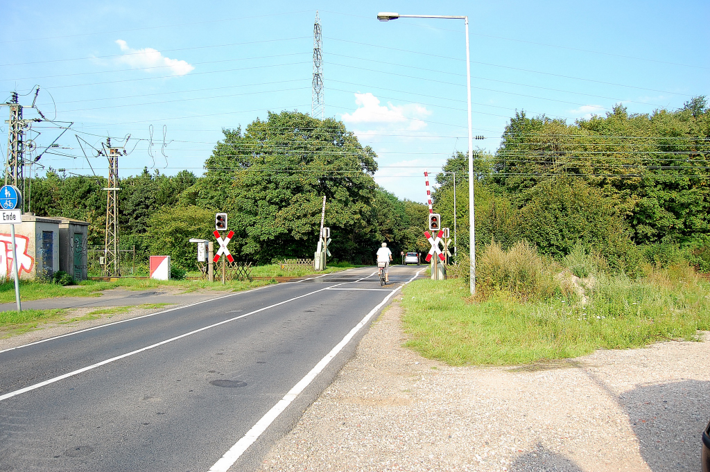 Bahnbergang Hackenbroicher Strae in Kln Worringen. 14.8.2010