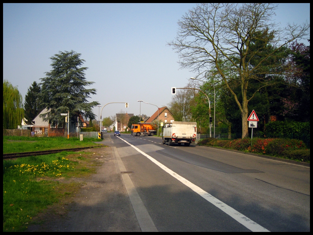 Bahnbergang  Hammer Schanze  in Viersen an der Anschlussbahn zum Schrotthndler. Es ist einer von zwei mit Lichtzeichen gesicherten Bahnbergnge an der Strecke. An keinem berweg sind Andreaskreuze angebracht.