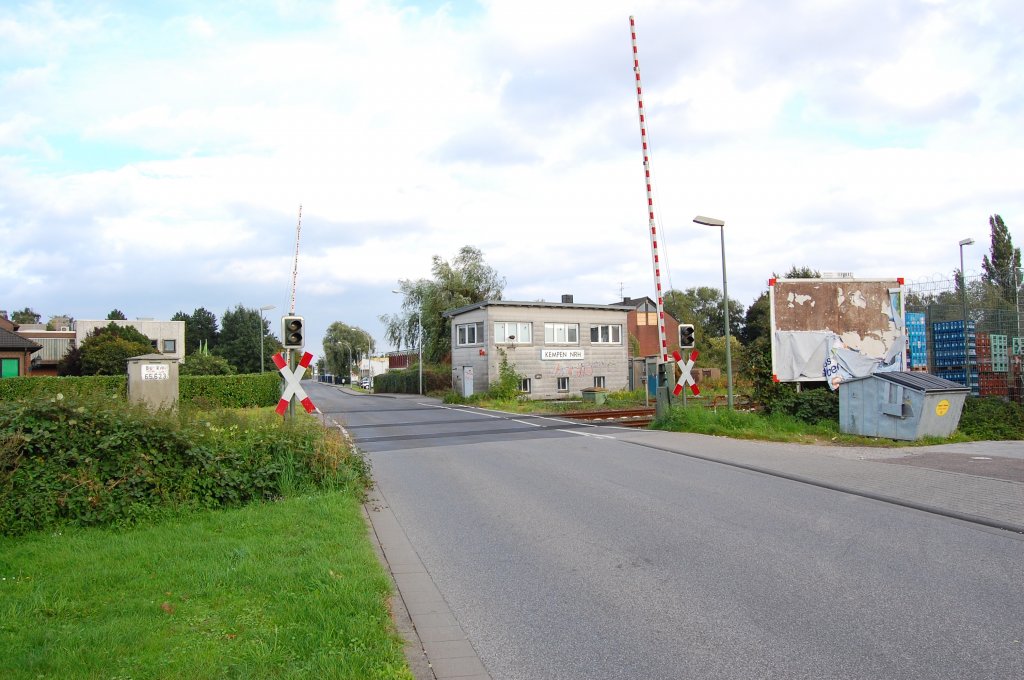 Bahnbergang Hooghe Weg mit Stellwerk Kempen NRH, fotografiert am 19.9.2010.