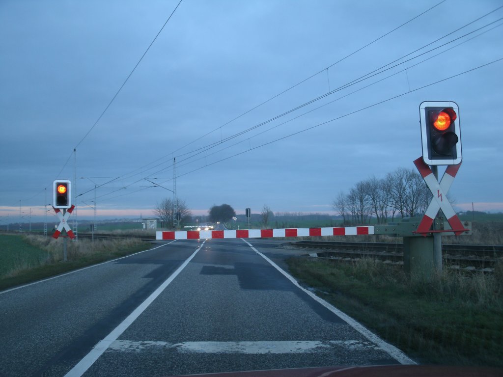 Bahn�bergang Kubbelkow,zwischen Bergen/R�gen und Teschenhagen gelegen,am 01.Dezember 2012.