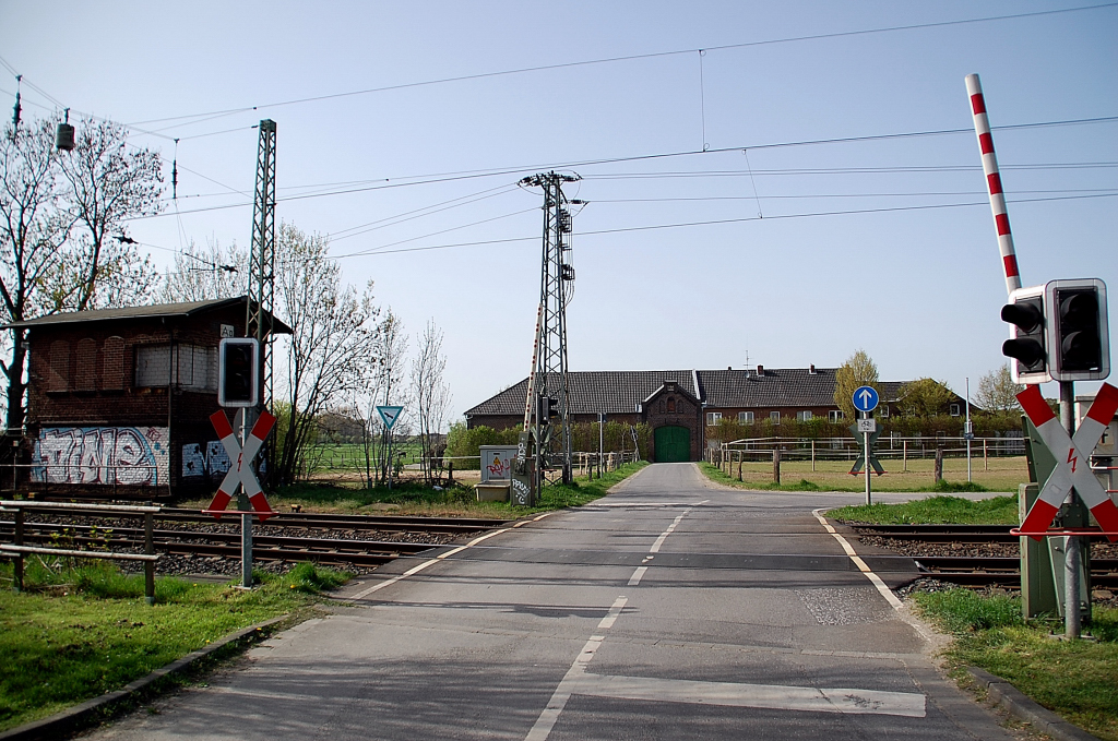 Bahnbergang Lerchenfeldstrae mit ehemaligem Stellwerk Anrath Ost. 10.4.2011