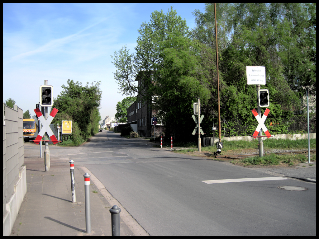 Bahnbergang Memeler Strae im Hafen von Neuss