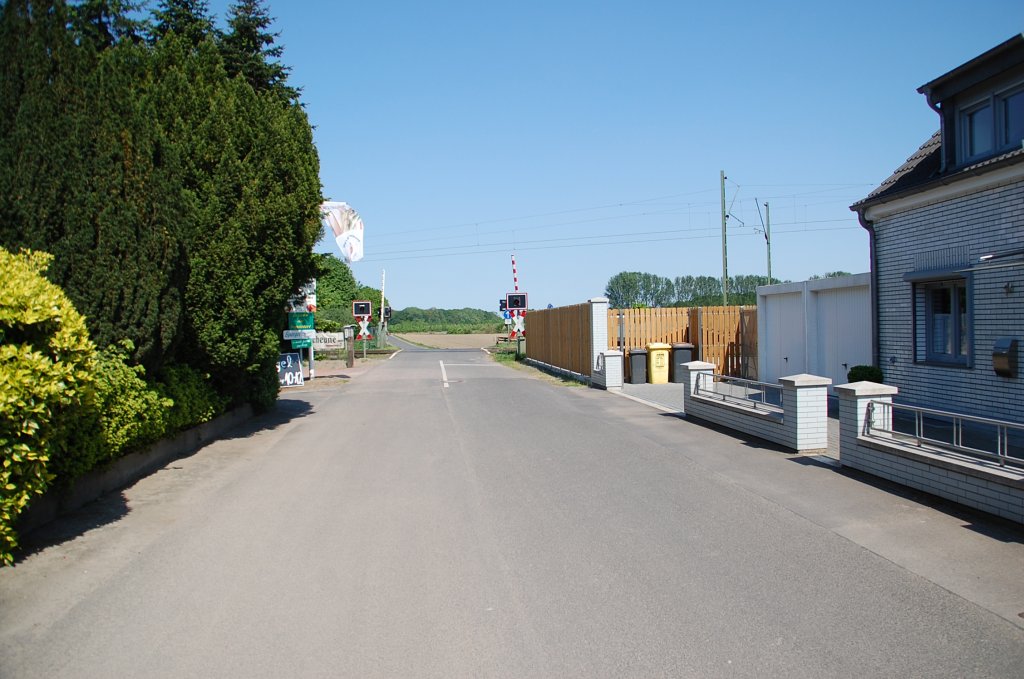 Bahn�bergang Meyersweg in Osterrath an der KBS 495 am 1.5.2011.