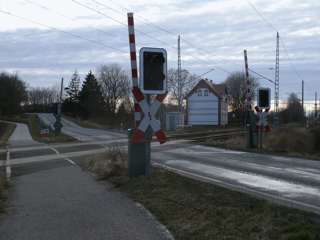 Bahnbergang mit einem Bahnwohnhaus,am 04.Mrz 2012,bei Bergen/Rgen.