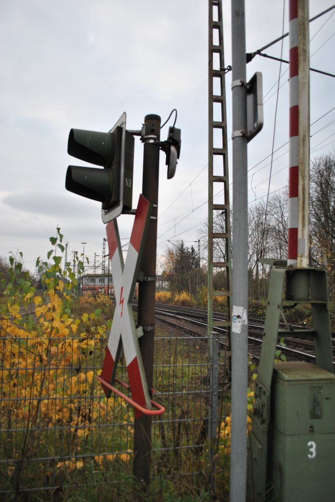 Bahnbergang mit Glocke, in Lehrte am 17.11.2010.