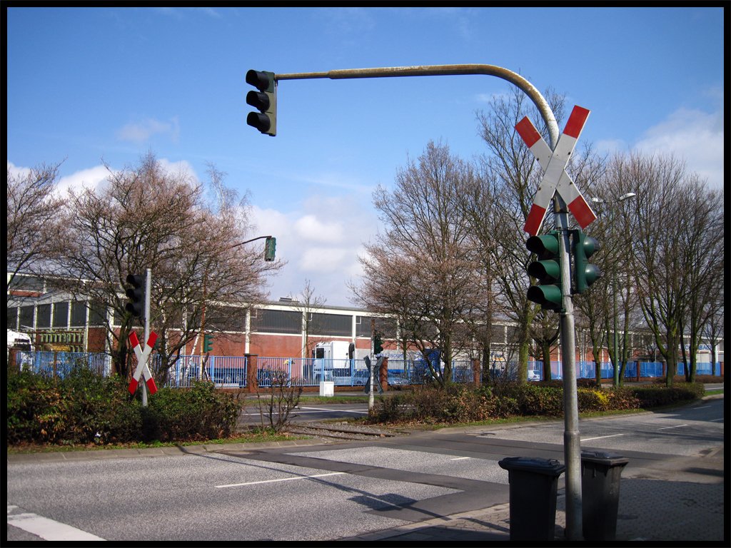 Bahn�bergang mit herk�mmlichen Ampeln f�r den Stra�en- und Fu�g�ngerverkehr/Gladbacher Stra�e am Gleisanschluss zu Schmolz+Bickenbach in Neuss.