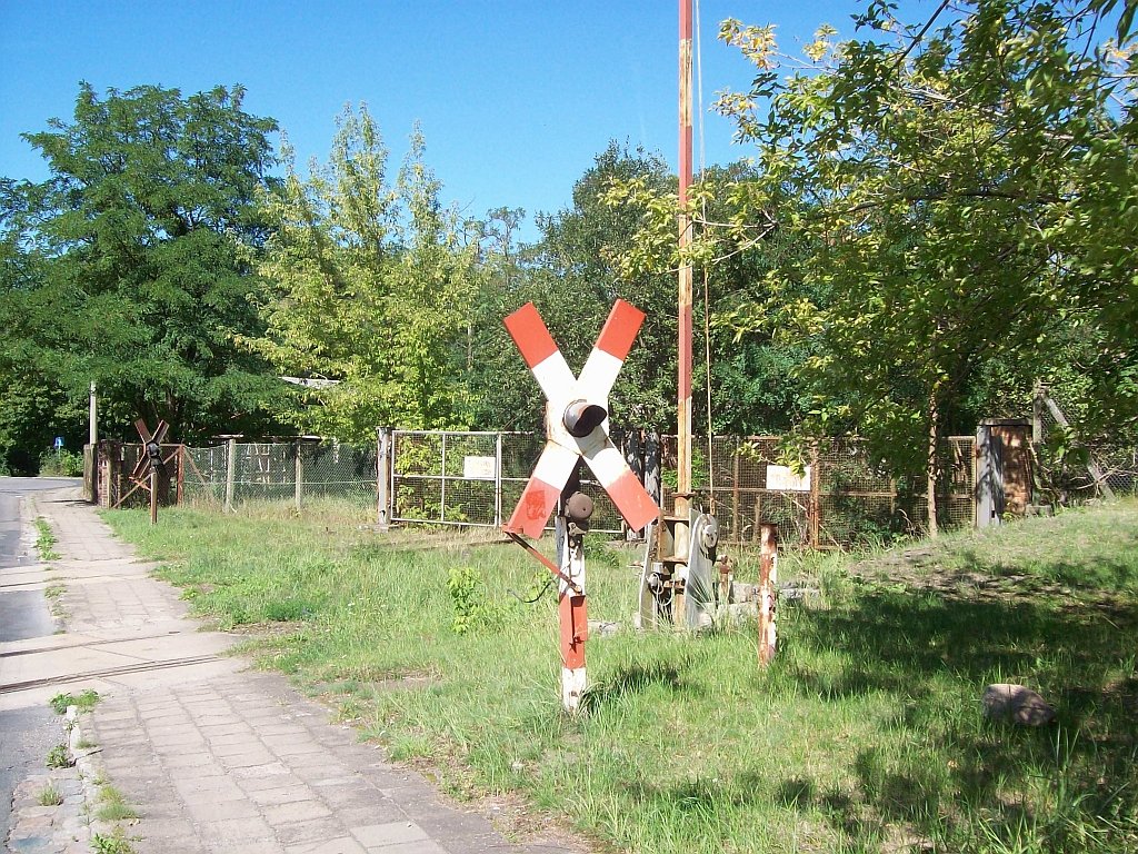 Bahnbergang in der Mhlenstrae mit Gleisen vom Walzwerk zum Messingwerk.
31.08.2008
Im Jahre 2009 wurden die Bahnbergnge der Mhlenstrae entfernt, die im Bild befindlichen Sicherungsanlagen stehen aber heute noch.