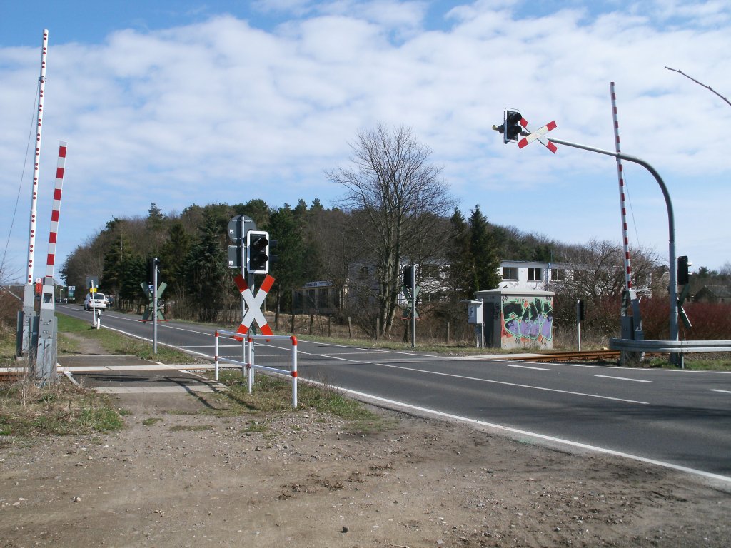 Bahnbergang  Nerzfarm ,am km 1,9,an der Strecke Bergen/Rgen-Lauterbach Mole,bei Bergen/Rgen,am 04.April 2011. 
