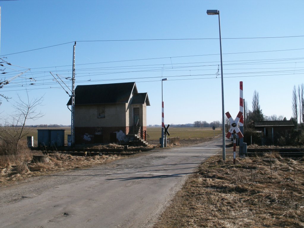 Bahnbergang und nicht mehr genutztes Stellwerk  Rwb  am 08.Mrz 2011 von Rambin.