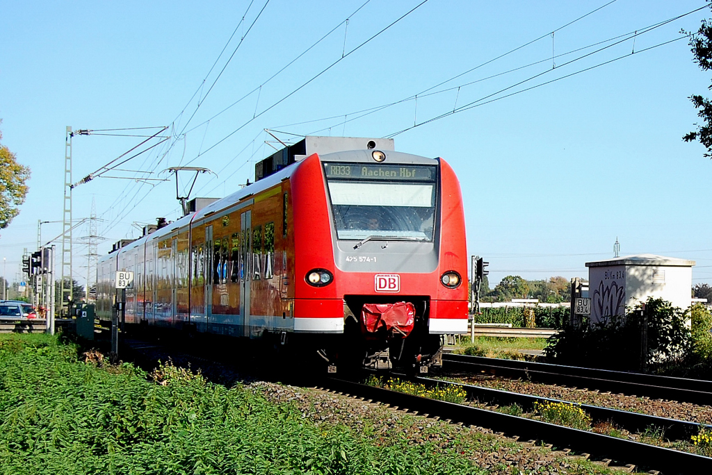 Bahnbergang Oberbenrader Str., gerade passiert der 425 574-1 in Richtung Krefeld Forstwald. Es ist ein Zug der Linie RB33 auf dem Weg nach Aachen Hbf.