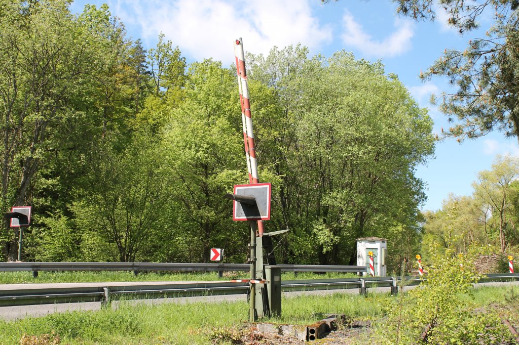 Bahnbergang in Ostelsheim das ist die frhere strecke der Schwarzwaldbahn die bald Reaktiviert wird. Foto ist Endstanden am 18.05.2013