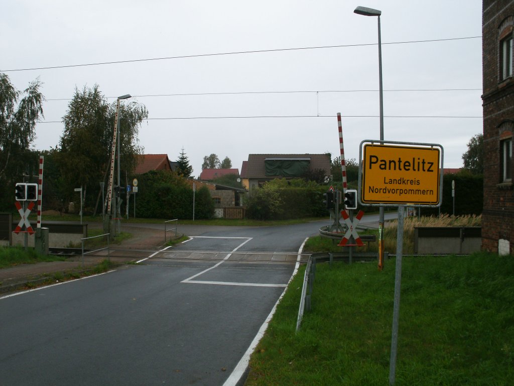 Bahn�bergang Pantelitz an der Strecke Stralsund-Rostock am 17.September 2011.Das Ortseingangsschild wird bald historisch sein,denn der Landkreis wird demn�chst Vorpommern-R�gen hei�en.