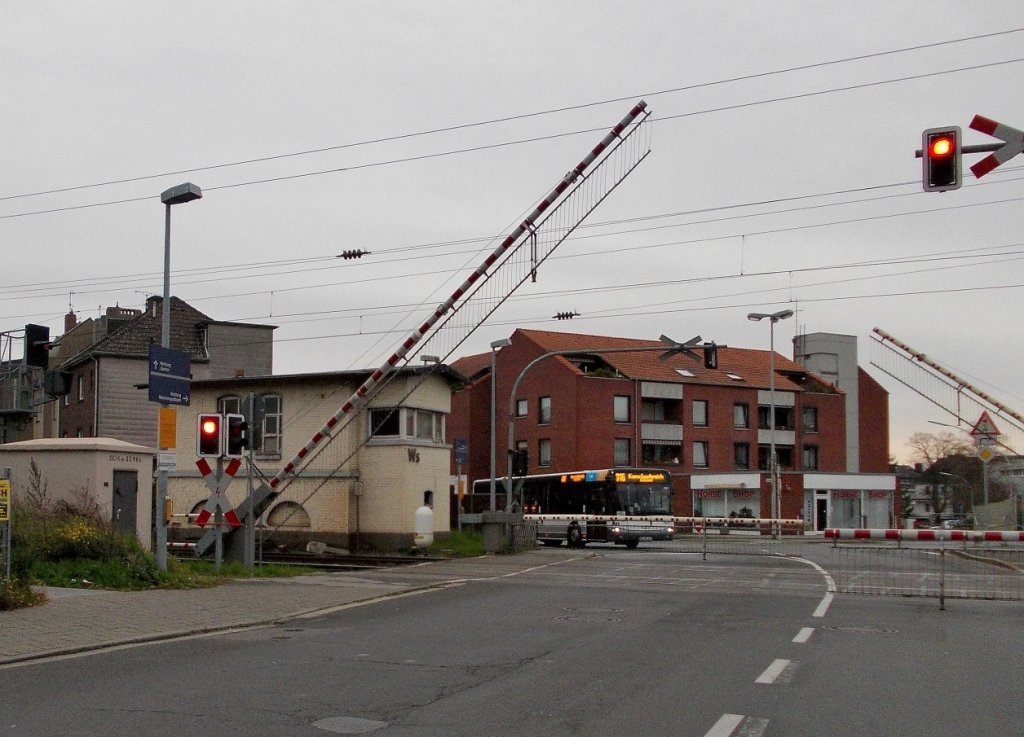 Bahnbergang Rheindahlener Strae/Poststrae, gerade schliet die Schranke, damit eine RE 4 in Richtung Aachen gefahrlos passieren kann. 23.11.2012