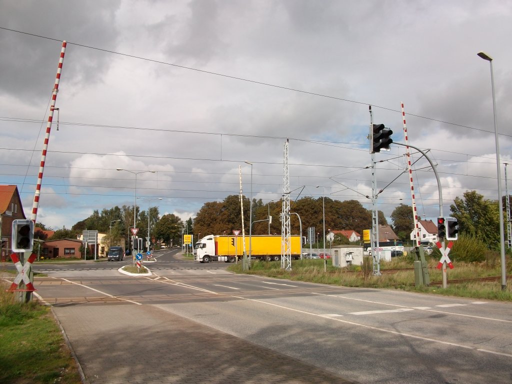Bahnbergang in Samtens mit der im Hintergrund nervigsten Straenampel von Rgen am 16.September 2010.