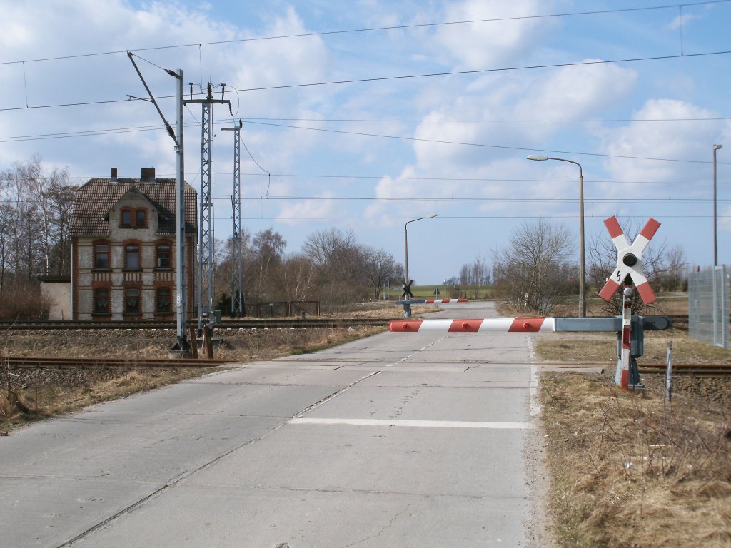 Bahnbergang  Sdstrae ,am 27.Mrz 2011,an der Abzweigstelle Borchtitz ber die man auch nach Mukran kommt.Das Bahnwrterhaus ist sogar noch bewohnt.