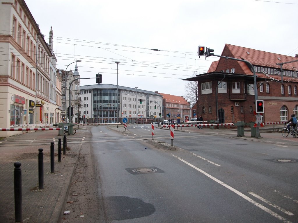 Bahnbergang Tribseer Damm Richtung Zentrum in Stralsund am 18.Januar 2011.Viele Jahre war dieser Bahnbergang neben dem Rgendamm ein Nadelhr,da es hier manchmal eine Ewigkeit dauerte bis die Schranken wieder geffnet wurden und die Autos sich kilometerlang stauten,bis die letzten Autos ber den berweg waren,waren die Schranken schon wieder geschlossen.Wir Einheimischen versuchten schon immer ber Schleichwege  diesen Bahnbergang zuvermeiden. 