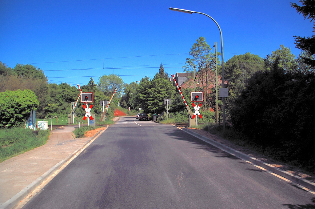 Bahnbergang Viehgasse in Osterath KBS 495. 1.5.2011