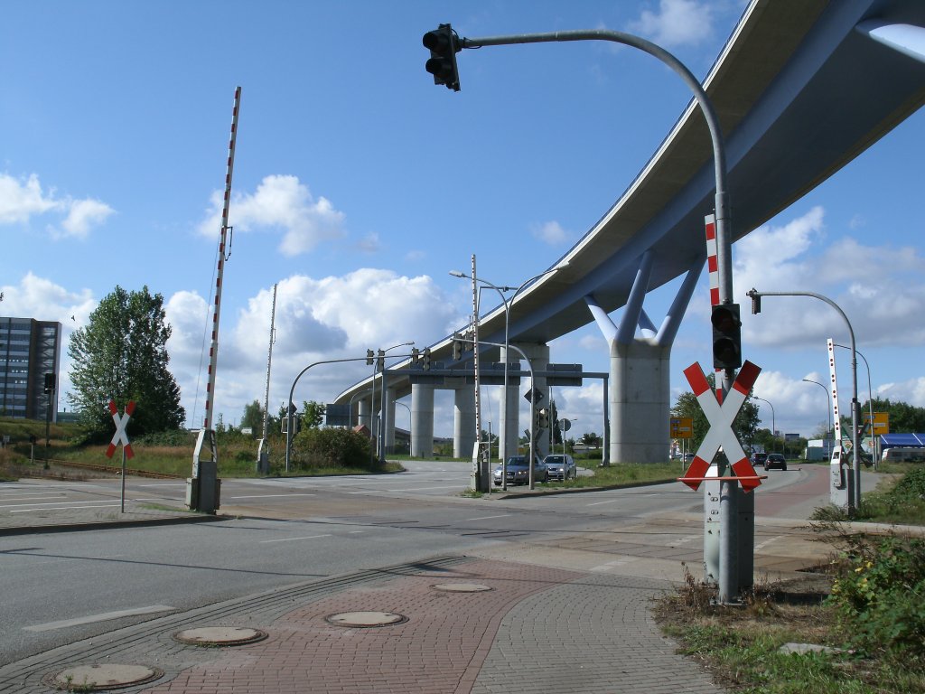 Bahnbergang  Werftstrae  in der Nhe vom Bahnhof Stralsund Rgendamm am 01.September 2012 unterhalb der Rgenbrcke.Das Gleis ist das Hafengleis zum Nord-und Sdhafen.