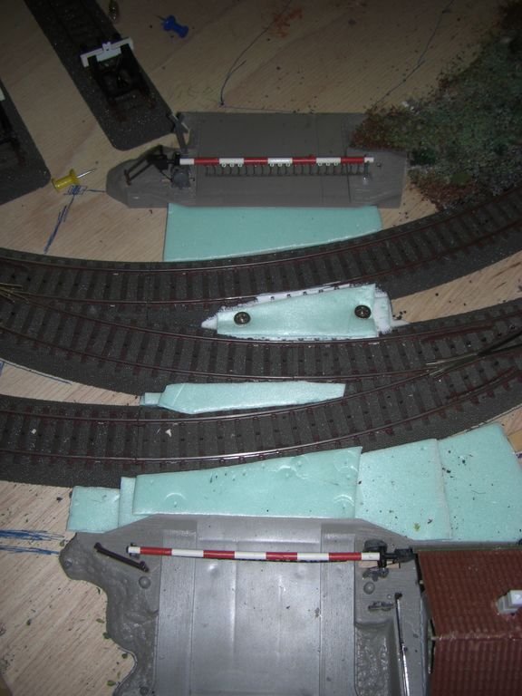 Bahnbergang wird mit Trittschalldmmung aus dem Baumarkt gefllt.
Zwischendurch wichtig immer mal wieder eine Dampflok drberschicken damit man sieht ob es klappt