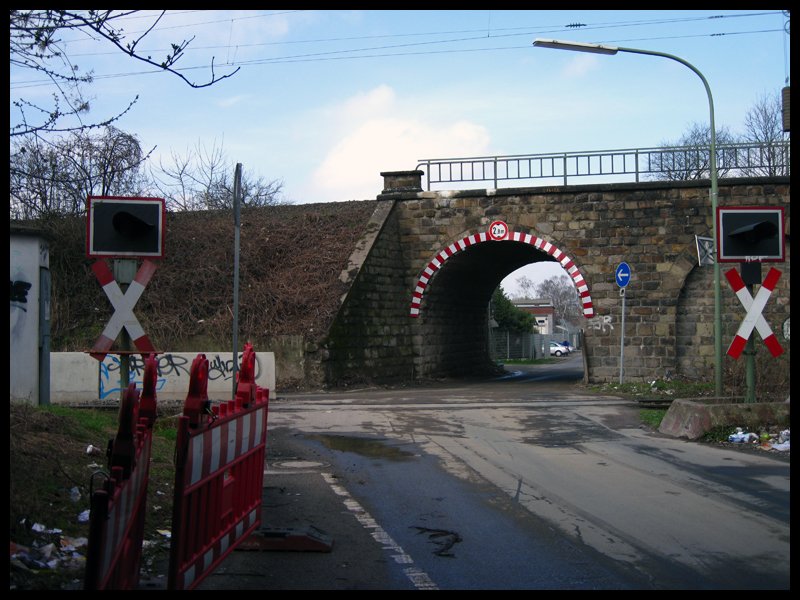 Bahn�bergang  Xantener Stra�e  vom Neusser Hafen aus gesehen. Die Unterf�hrungen sind sehr schmal, insgesamt sichern sieben Lampen den �berweg.
