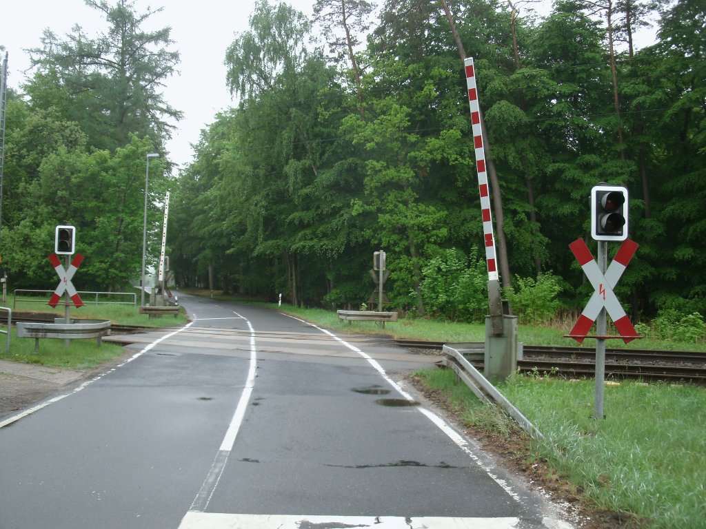 Bahn�bergang,am Haltepunkt Jeeser,an der Strecke Stralsund-Berlin am 19.Mai 2013.