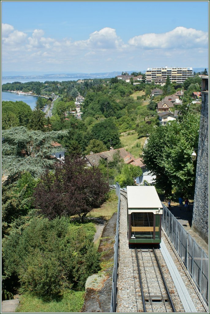 Bald ist die Bergstation erreicht.  Funis  (Standseilbahnene) haben eine lange Tradition am Genfersee, etliche fahren auch heute noch (Sonloup, Mont Plerin, Glion), in Lausanne hat erst eine Zahnradbahn, dann die Metro (m2) das  Funi  ersetzt und in Evain ist ein hnliches  Funi  wie jenes in Thonon nicht mehr in Betrieb.
27. Juli 2010